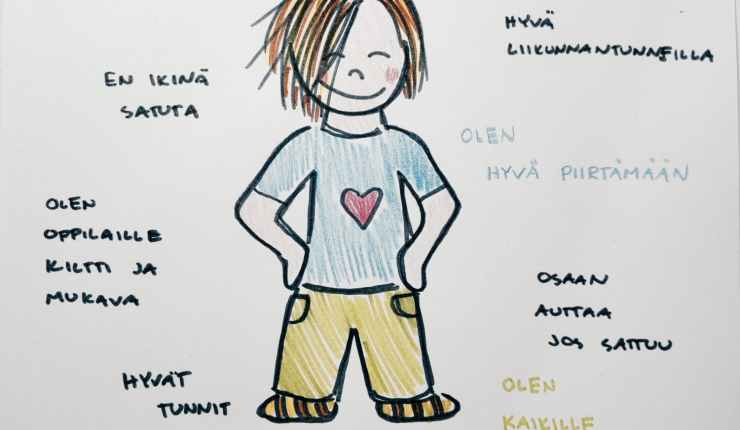 Kissa nostaa itse&nbsp;häntänsä